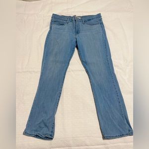 Levi’s Mid Rise Straight Leg jean